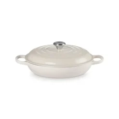 LE CREUSET Faitout Meringue en Fonte avec Intérieur Sable 30 cm Signature