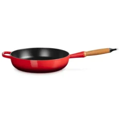 Best LE CREUSET Sauteuse en Fonte 28 cm Cerise avec Manche en Bois Signature