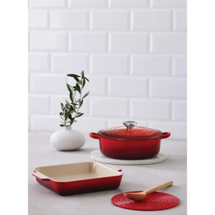 Hot LE CREUSET Set Cocotte 24 cm, Plat à Gratin 23 cm et Dessous de Plat Cerise